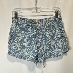Blue Leaf Print Women's Shorts